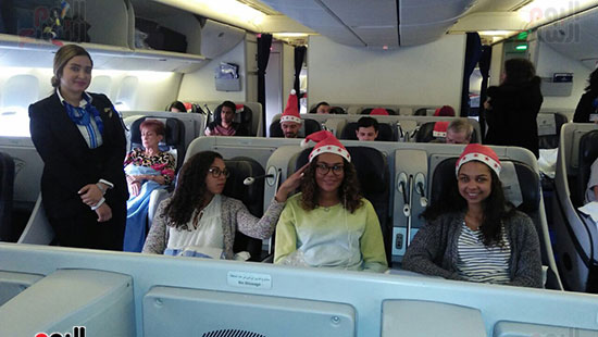 رئيس-مصر-للطيران-للخطوط-يشارك-الركاب-الاحتفال-بالعام-الجديد--(2)