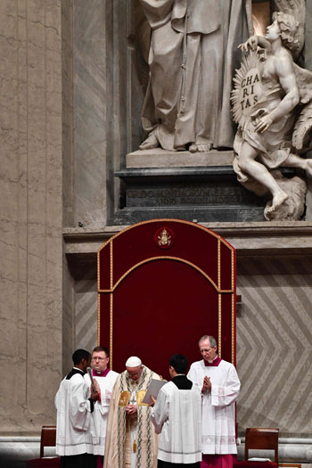 صور البابا فرانسيس يترأس قداس لصالح ضحايا حادث مارمينا بحلوان (4)