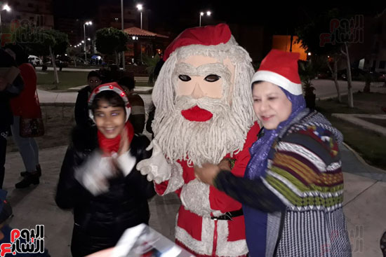 فيديو وصور.. احتفالات أهالى بورسعيد بشجرة عيد الميلاد  (8)