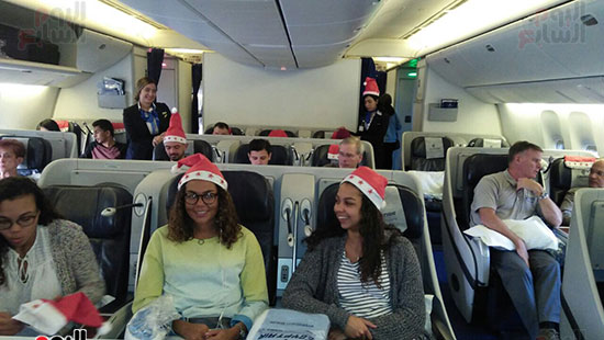 رئيس-مصر-للطيران-للخطوط-يشارك-الركاب-الاحتفال-بالعام-الجديد--(3)