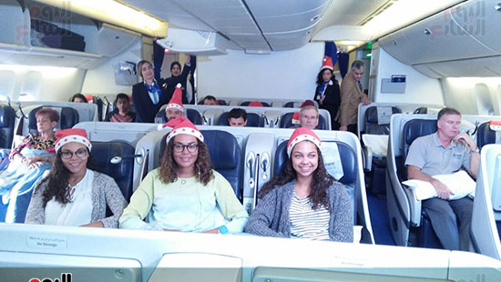 رئيس-مصر-للطيران-للخطوط-يشارك-الركاب-الاحتفال-بالعام-الجديد--(4)