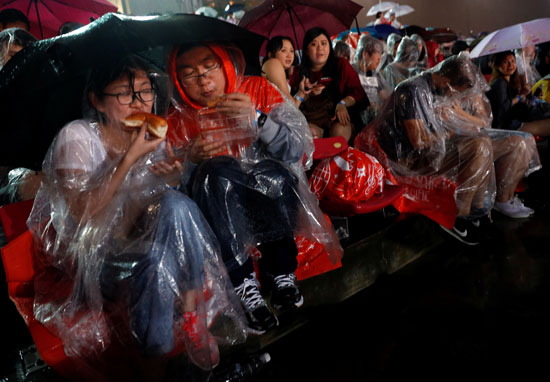 شعب سنغافورة يتحدى المطر ويحتفل بأعياد رأس السنة