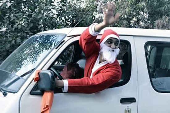 بابا نويل سائق ميكروباص