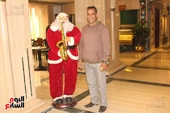             الفنادق تضع تماثيل بابا نويل بمداخلها احتفالات بالكريسماس