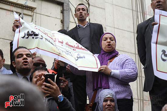محامون يتظاهرون على سلالم نقابتهم لرفض شروط القيد وتنقية الجداول (2)