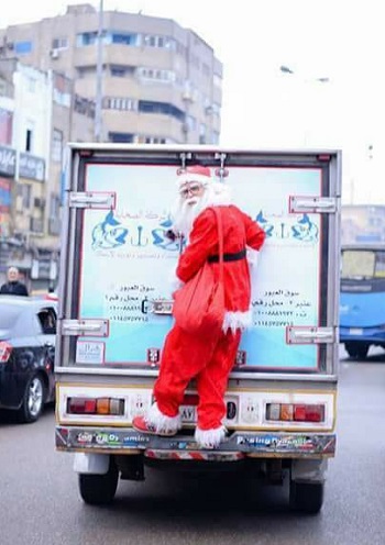بابا نويل يتسلق خلفية سيارة نقل