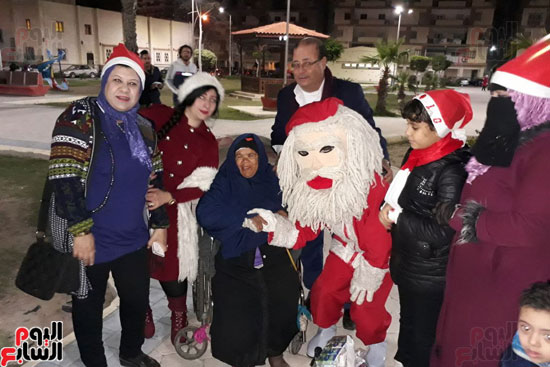 فيديو وصور.. احتفالات أهالى بورسعيد بشجرة عيد الميلاد  (9)