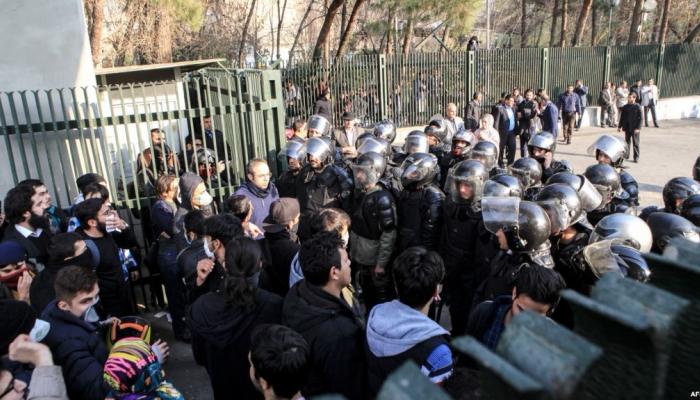 تفريق المظاهرات من جانب شرطة ايران