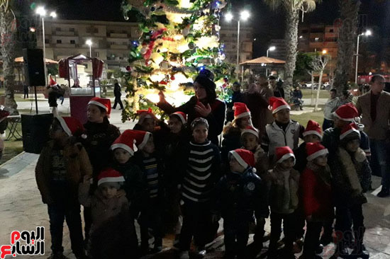 فيديو وصور.. احتفالات أهالى بورسعيد بشجرة عيد الميلاد  (5)