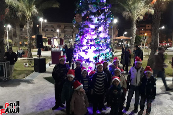 فيديو وصور.. احتفالات أهالى بورسعيد بشجرة عيد الميلاد  (2)