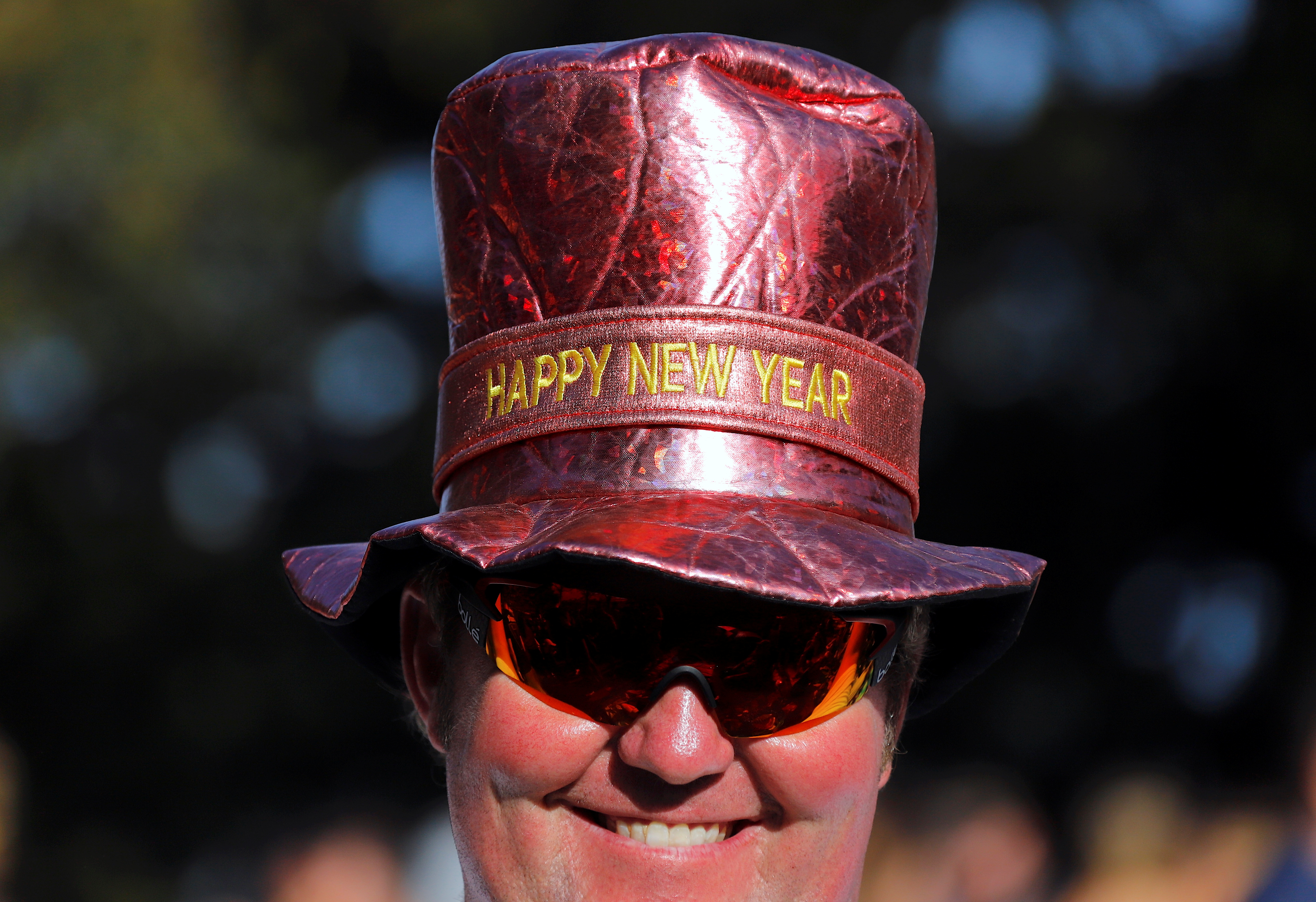 رجل يرتدى قبعة بألوان زاهية خلال احتفالات العام الجديد