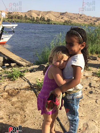  الصداقة بين طفلة أجنبية ومصرية بالأقصر