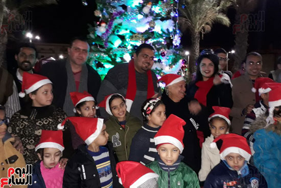 فيديو وصور.. احتفالات أهالى بورسعيد بشجرة عيد الميلاد  (7)