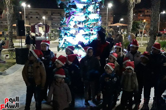 فيديو وصور.. احتفالات أهالى بورسعيد بشجرة عيد الميلاد  (4)