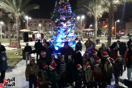 فيديو وصور.. احتفالات أهالى بورسعيد بشجرة عيد الميلاد  (6)