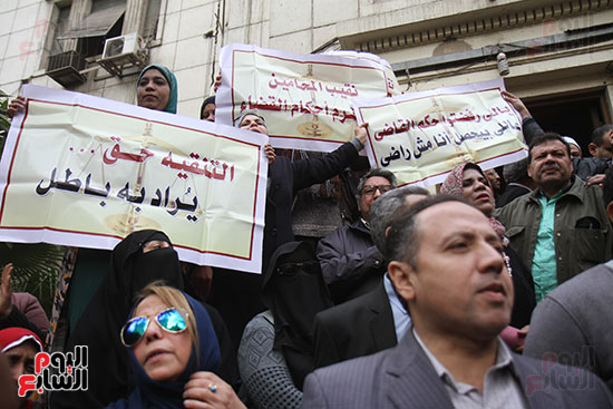 محامون يتظاهرون على سلالم نقابتهم لرفض شروط القيد وتنقية الجداول (1)