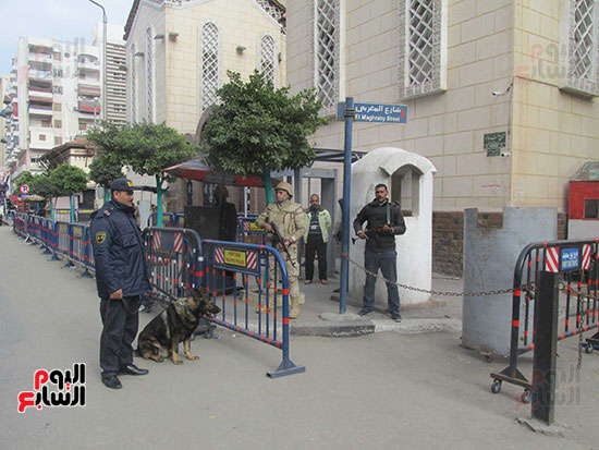  الكلاب البوليسية أمام كنيسة مار جرجس