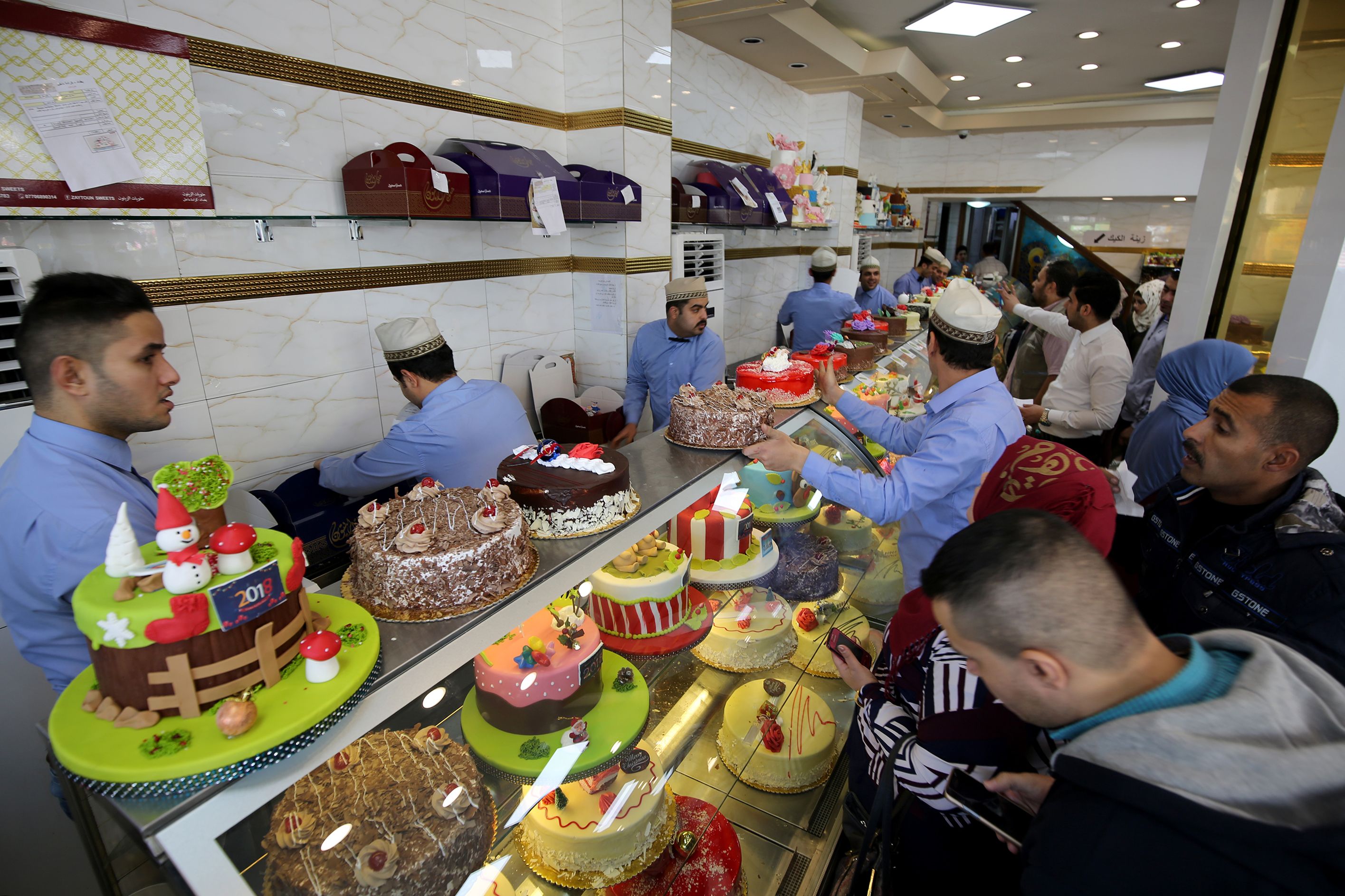 العراقيون يشترون الحلوى للاحتفال بالعام الجديد