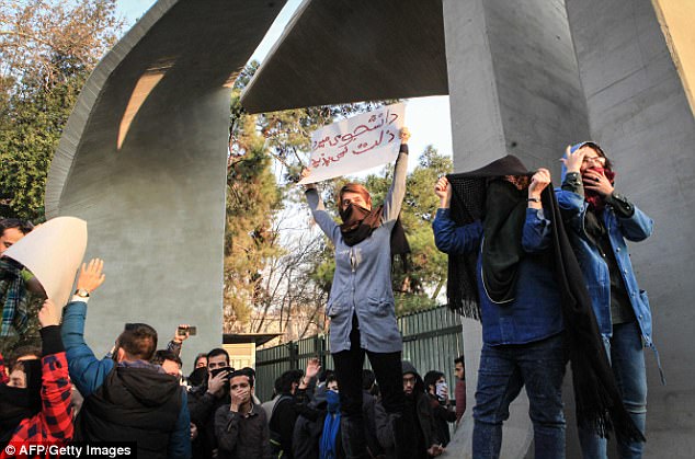 ايرانية أمام باب جامعة طهران