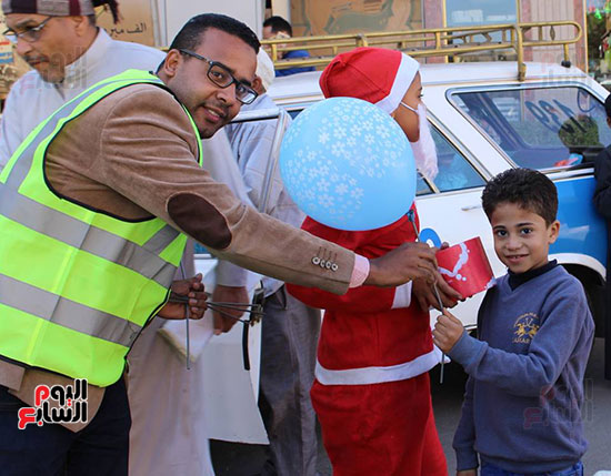           توزيع الهدايا على الأطفال بشوارع الأقصر