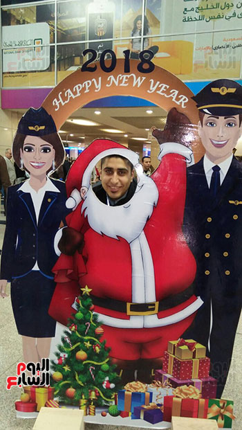 رئيس-مصر-للطيران-للخطوط-يشارك-الركاب-الاحتفال-بالعام-الجديد--(11)