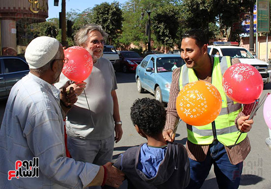     أعضاء "بكرة لينا" وبابا نويل يوزعون الهدايا على المواطنين والسائحين بالأقصر