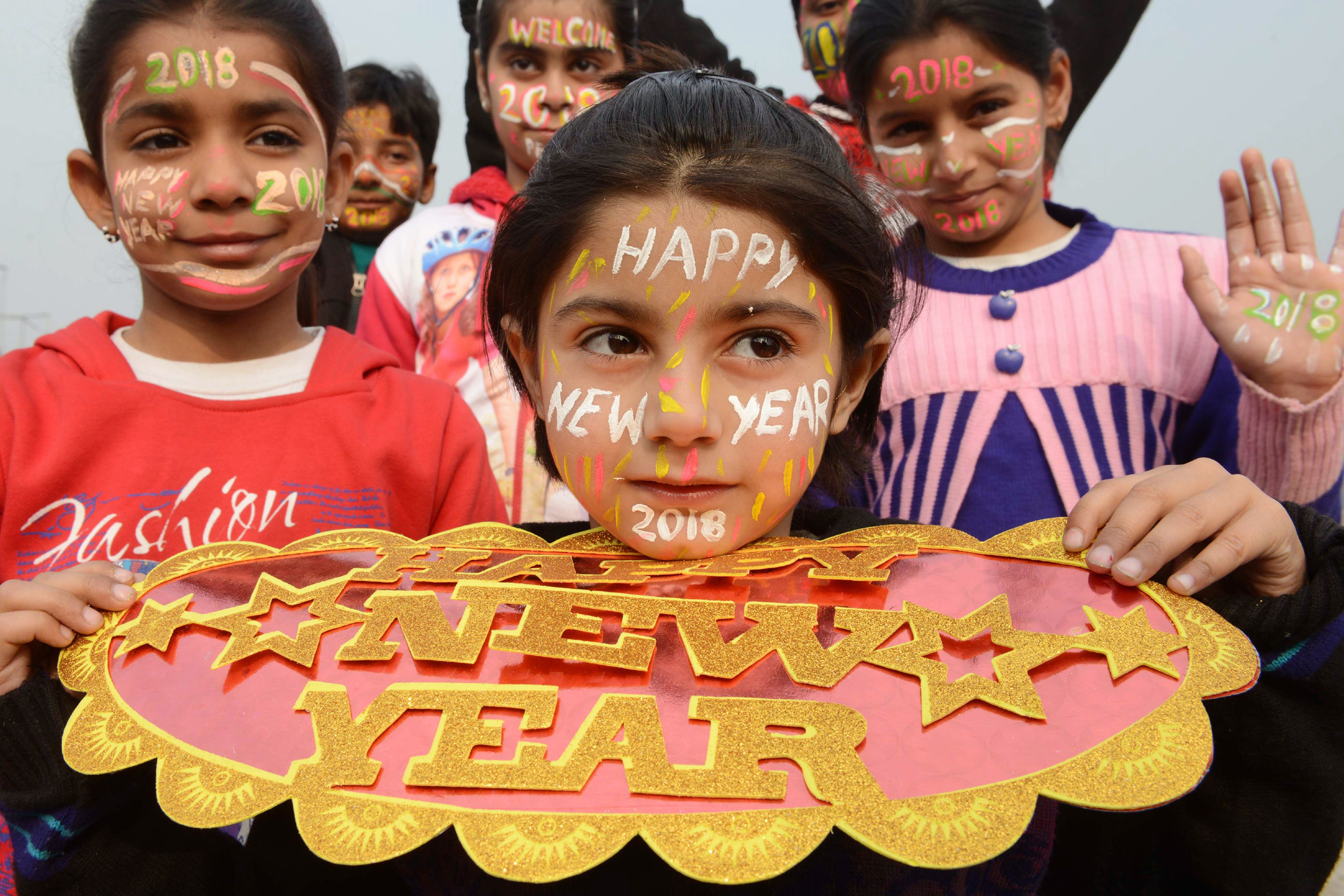 أطفال يحتفلون بالعام الجديد فى الهند