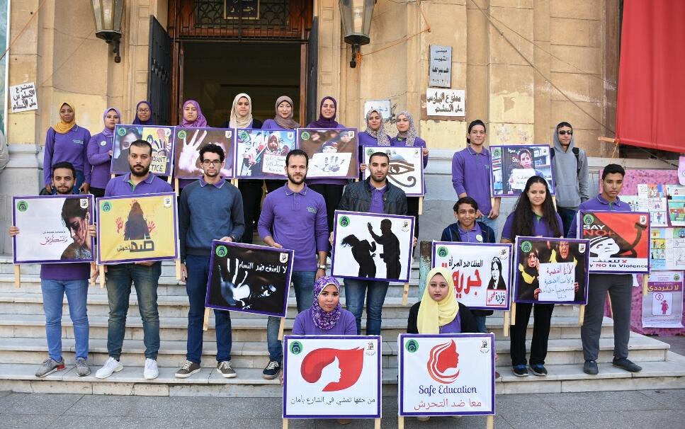 صور وقفة صامتة بجامعة القاهرة لمناهضة التحرش (2)