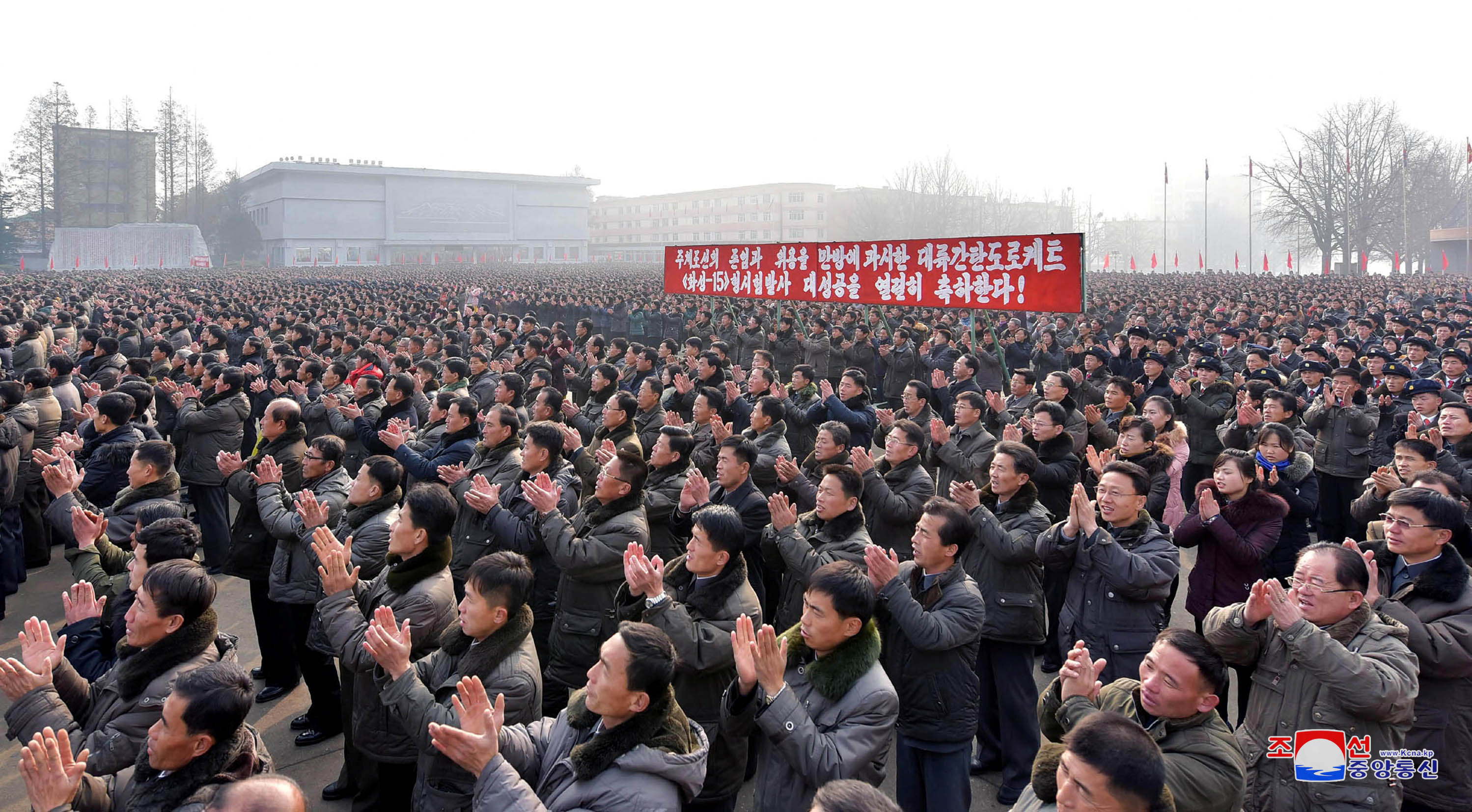 مواطنو كوريا يحتفلون ويصفقون لقيادة بلادهم