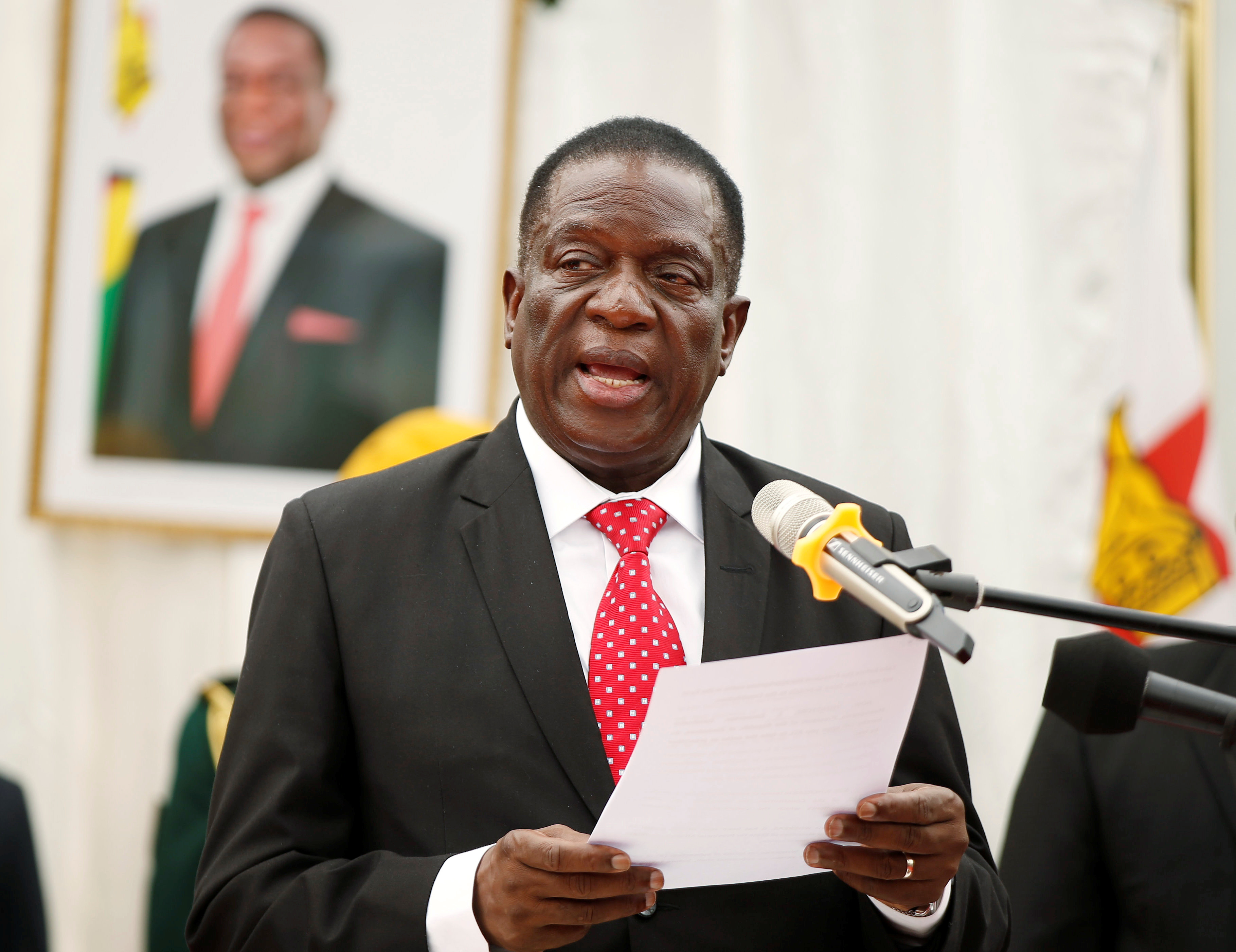 رئيس زيمبابوى الجديد يتحدث إلى وزراء الحكومة الجدد