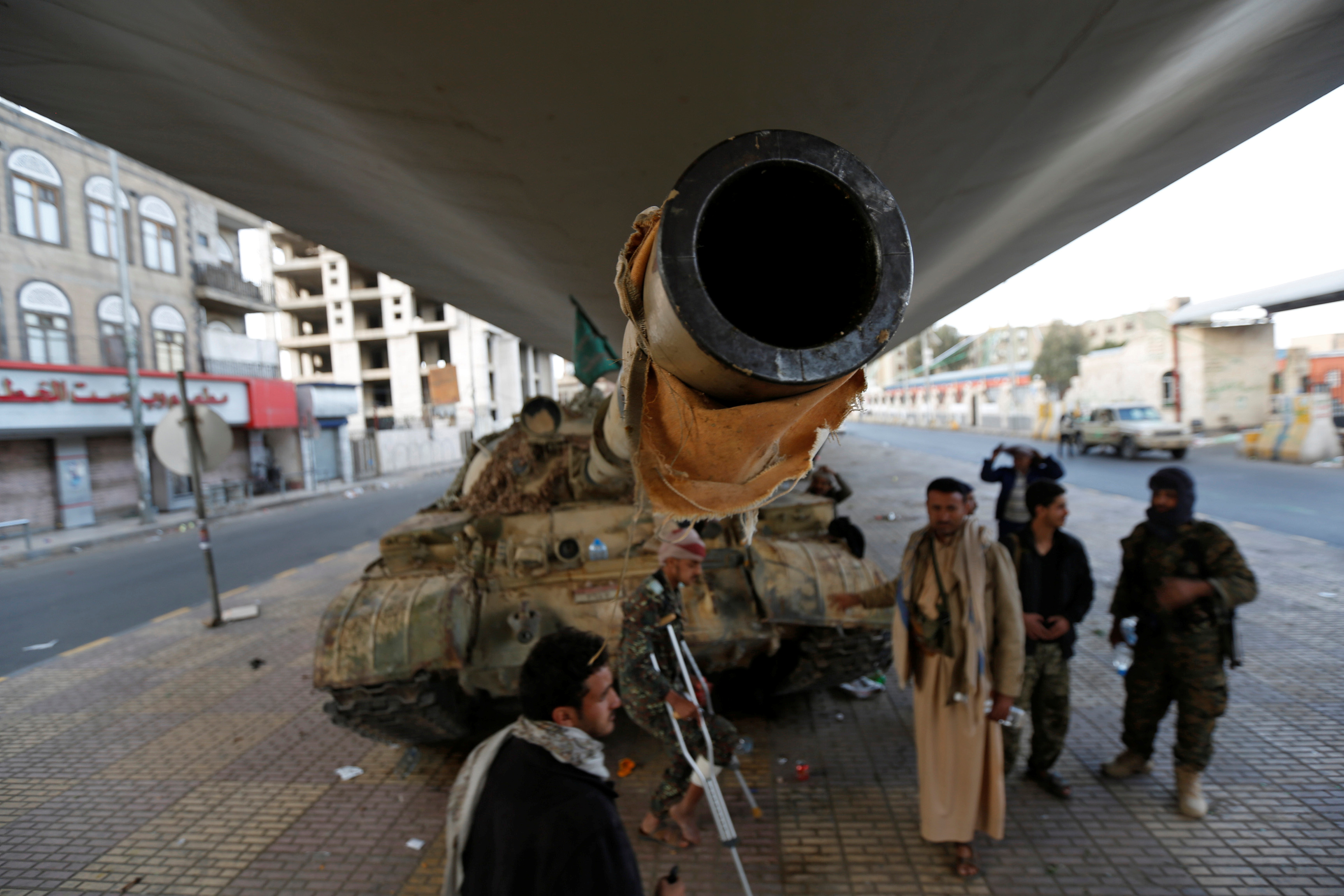  دبابة تابعة للحوثيين قرب مقر إقامة على عبدالله صالح 
