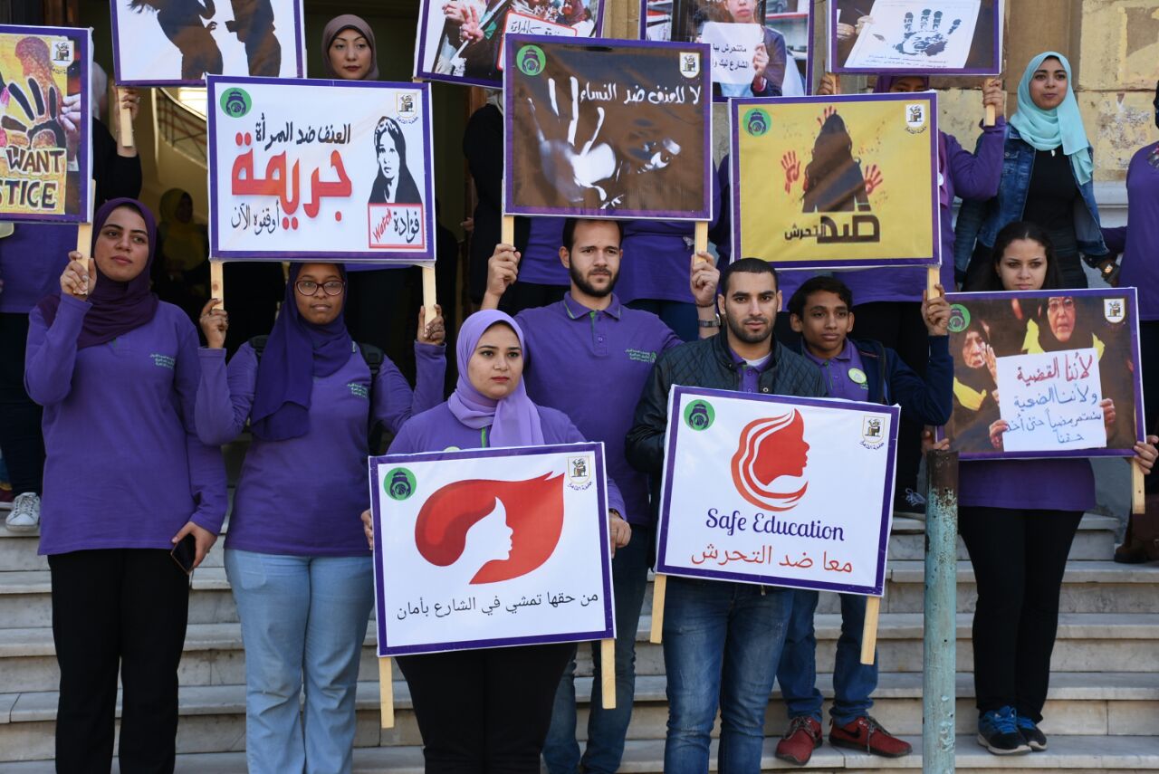 صور وقفة صامتة بجامعة القاهرة لمناهضة التحرش (5)