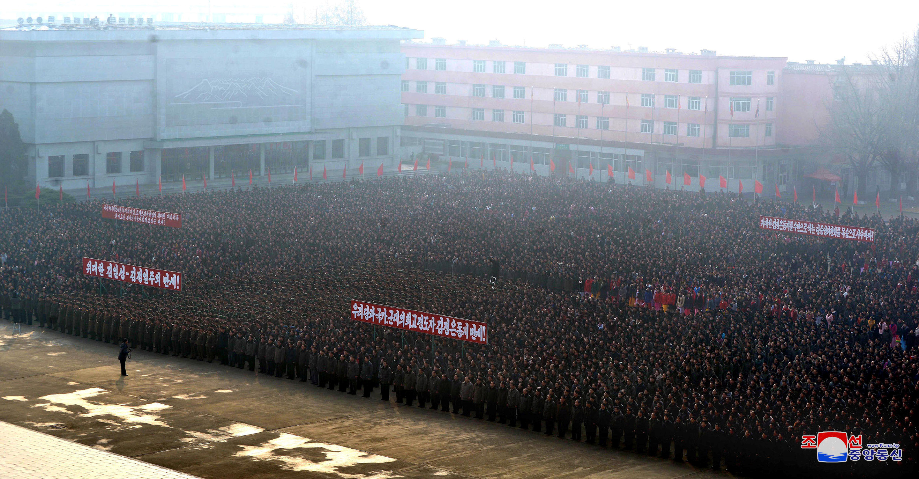 احتفالات حاشدة فى كوريا الشمالية بعد نجاح التجربة الصاروخية