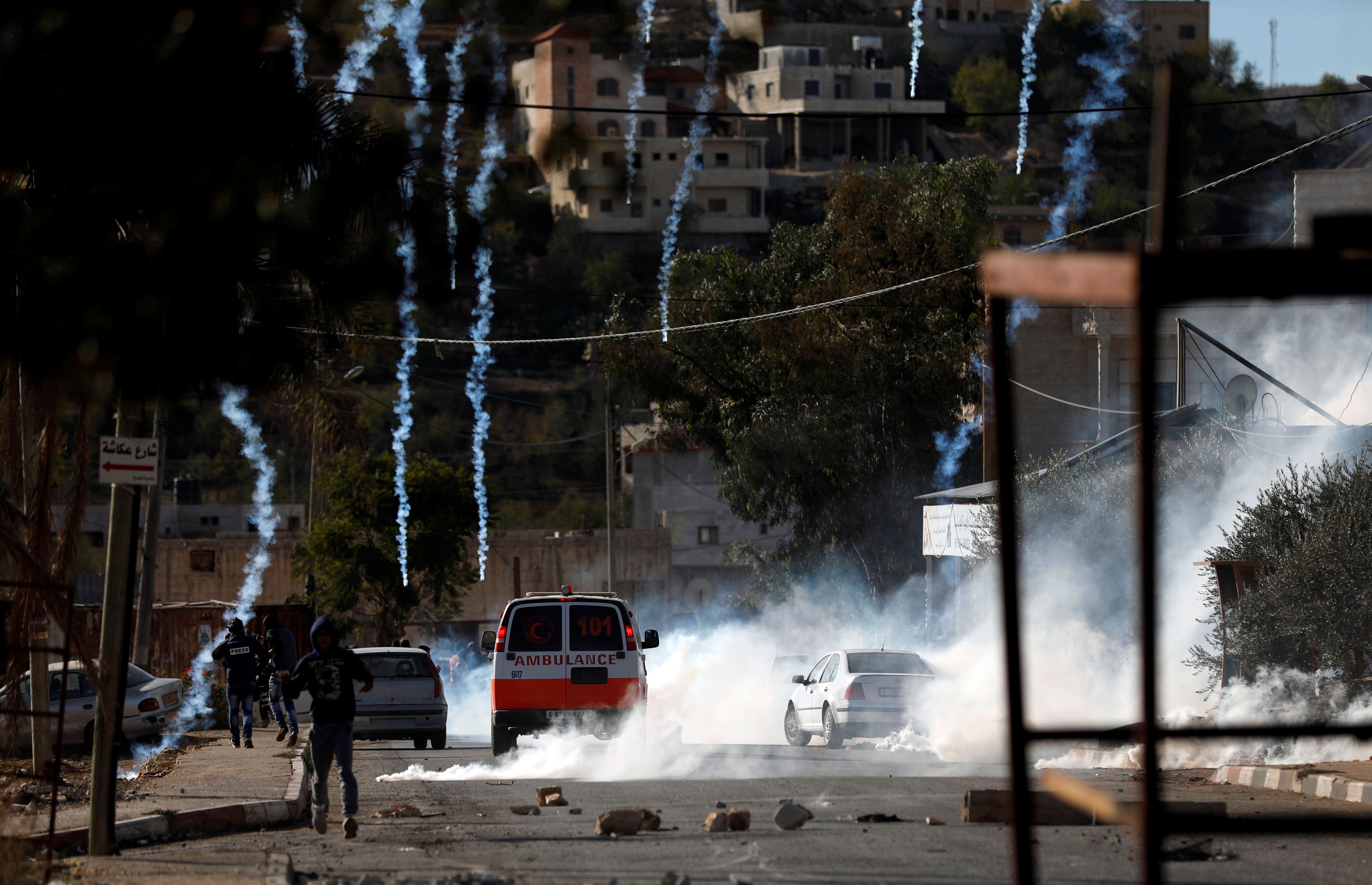 قوات الاحتلال تطلق عدد من القنابل المسيلة للدموع لتفريق الفلسطينيين