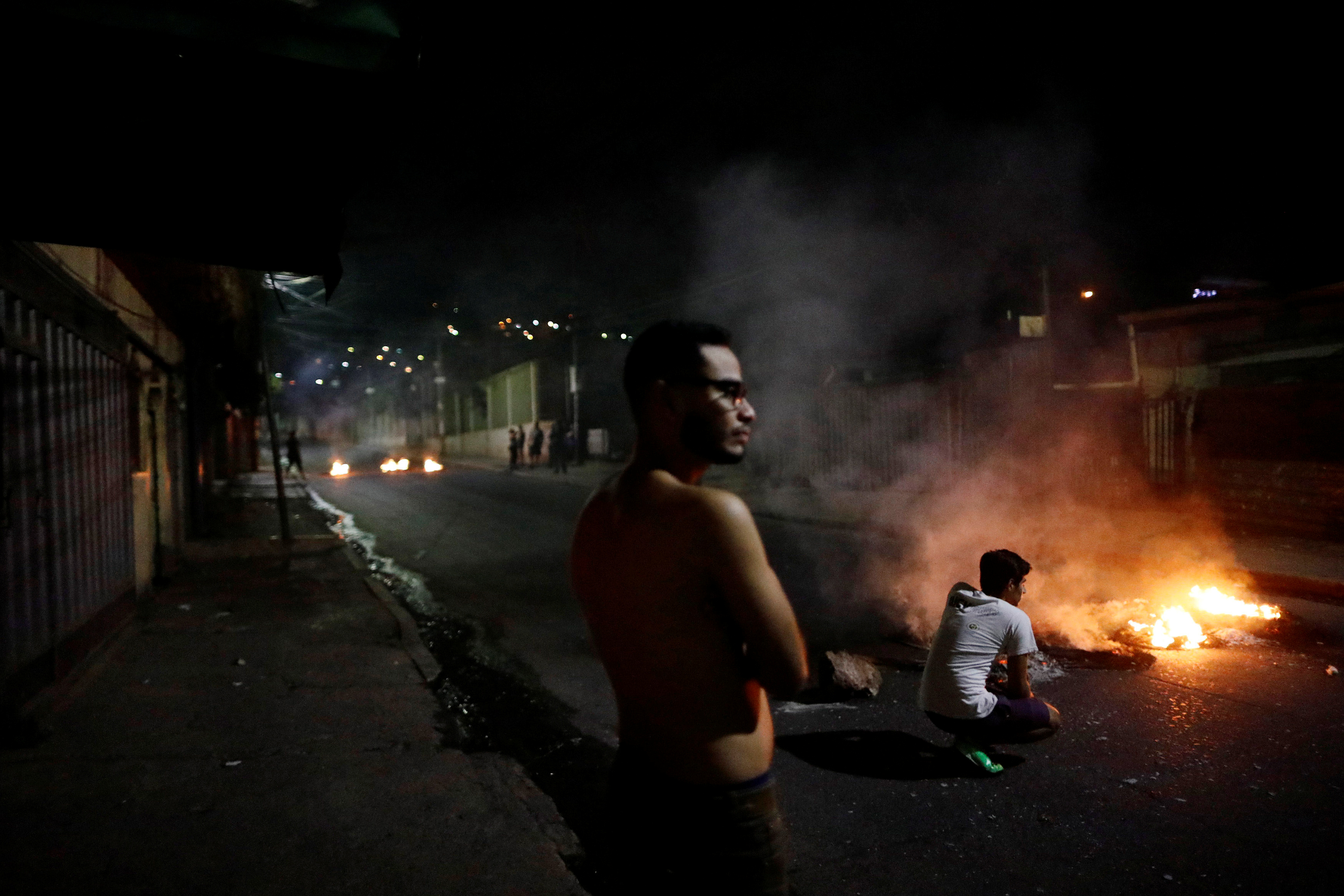 مظاهرات ليلية فى هندوراس