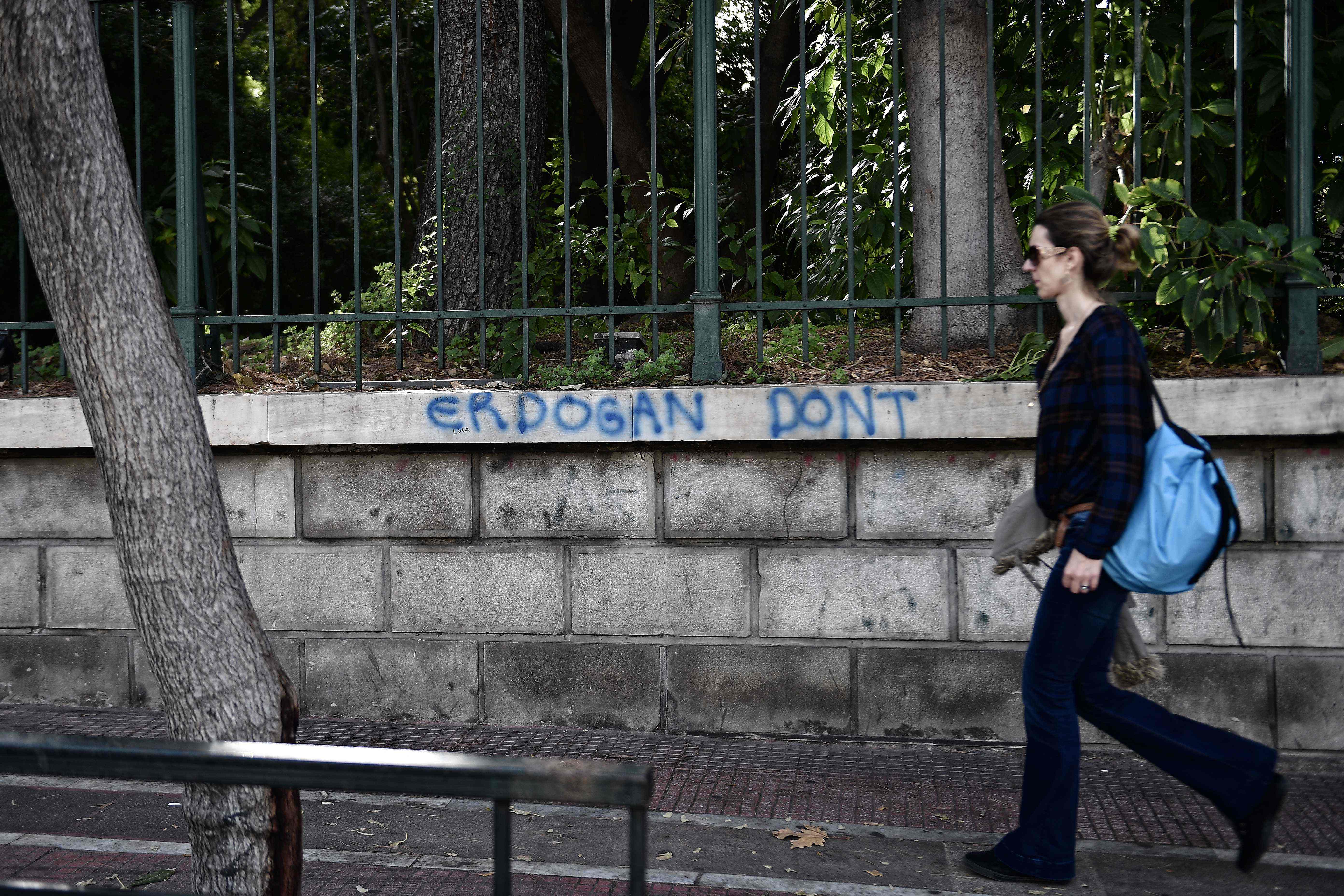 عبارات رافضة لزيارة اردوغان إلى اليونان