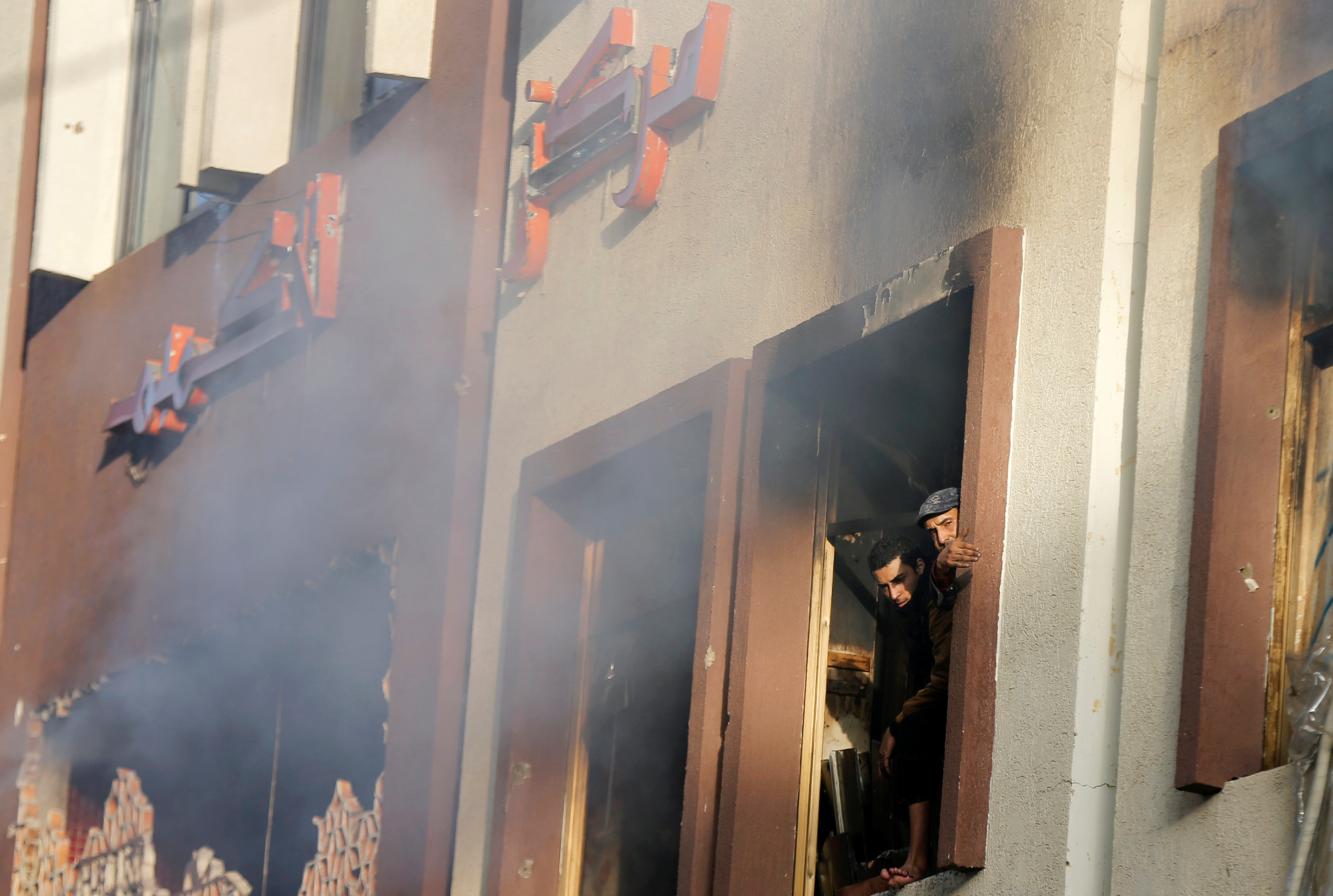  تضرر منزل مجاور لمقر على عبدالله صالح 
