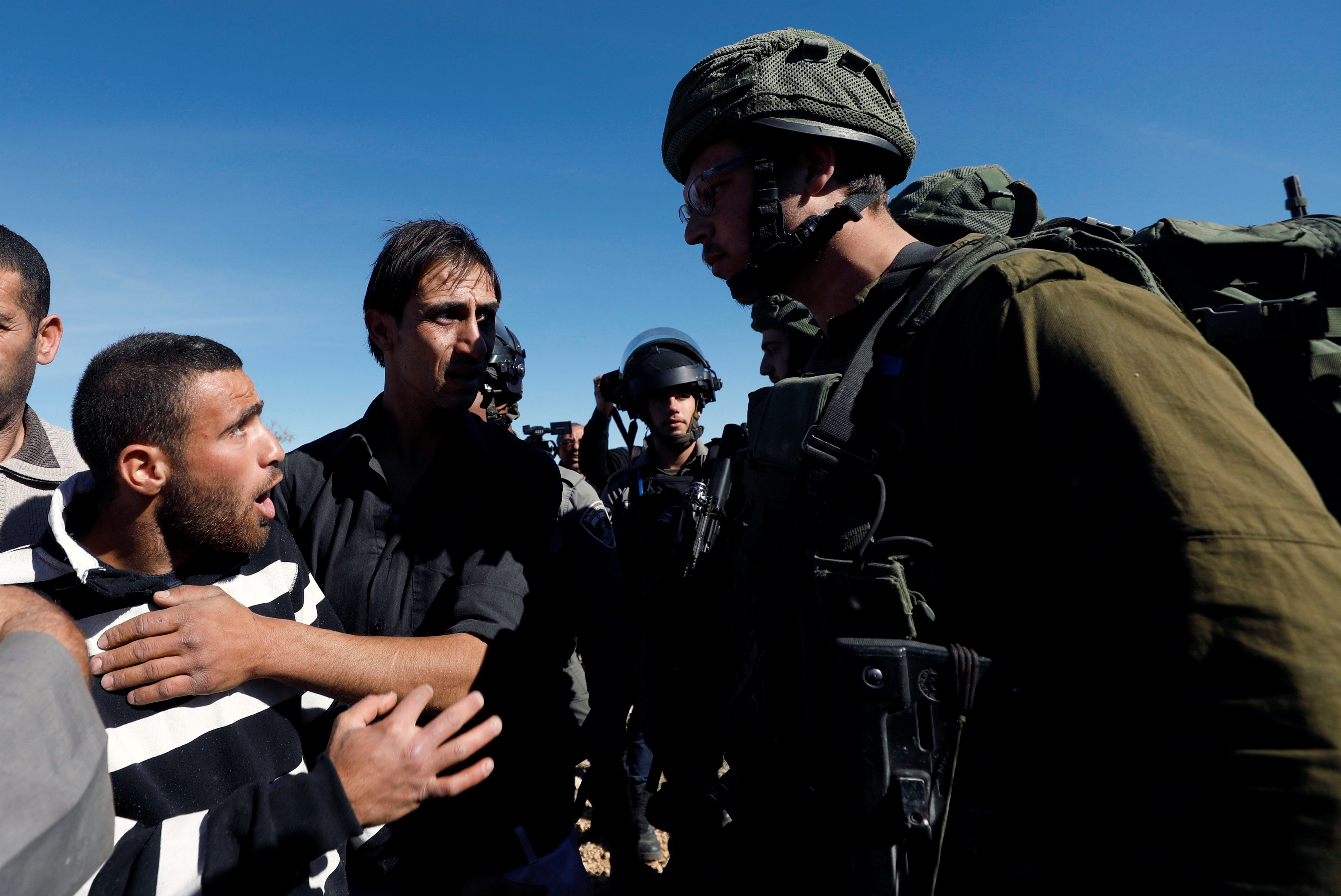 فلسطينييون يتصدون لجنود الاحتلال