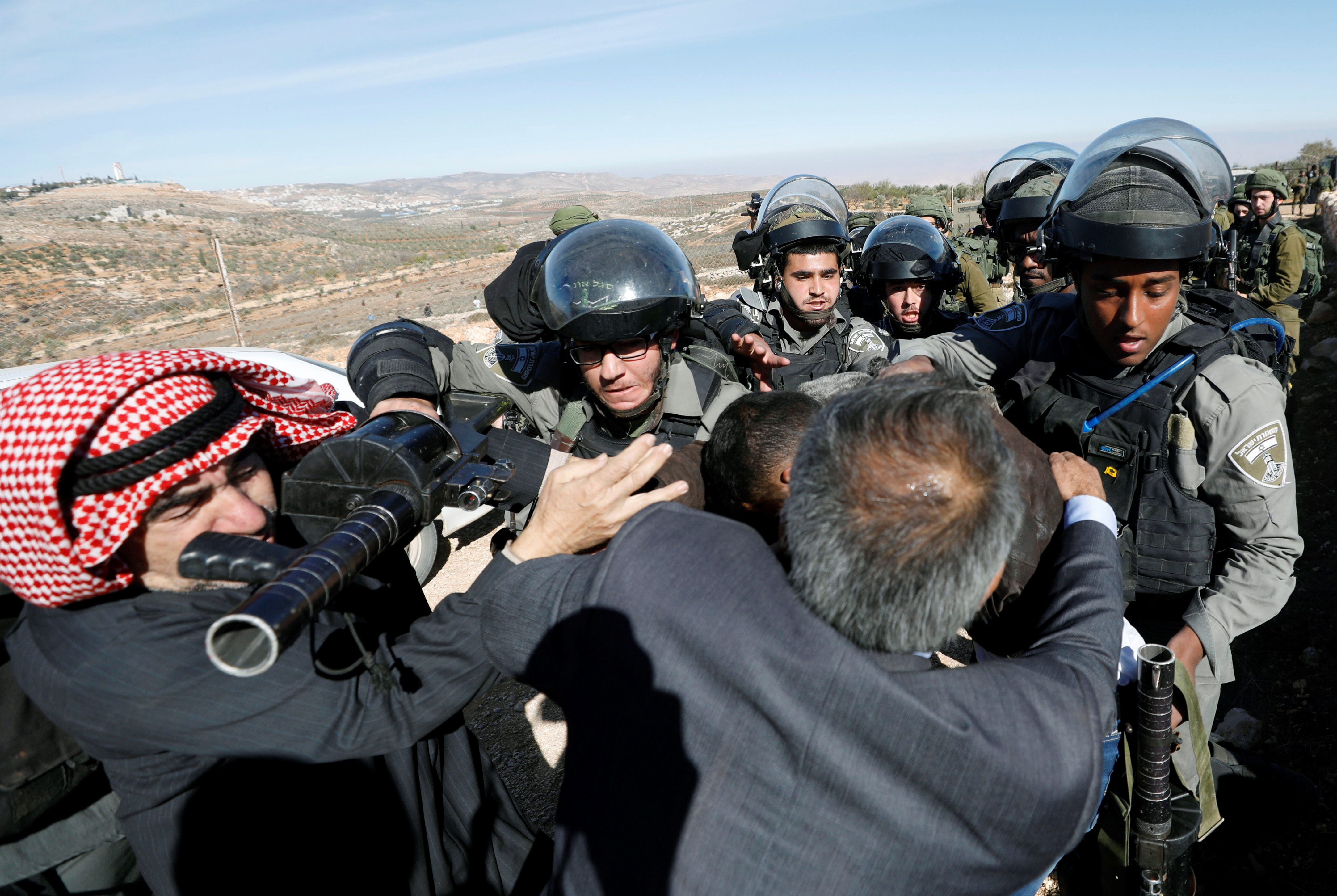 اشتباك بالايدى بين قوات الاحتلال واسرائيليين