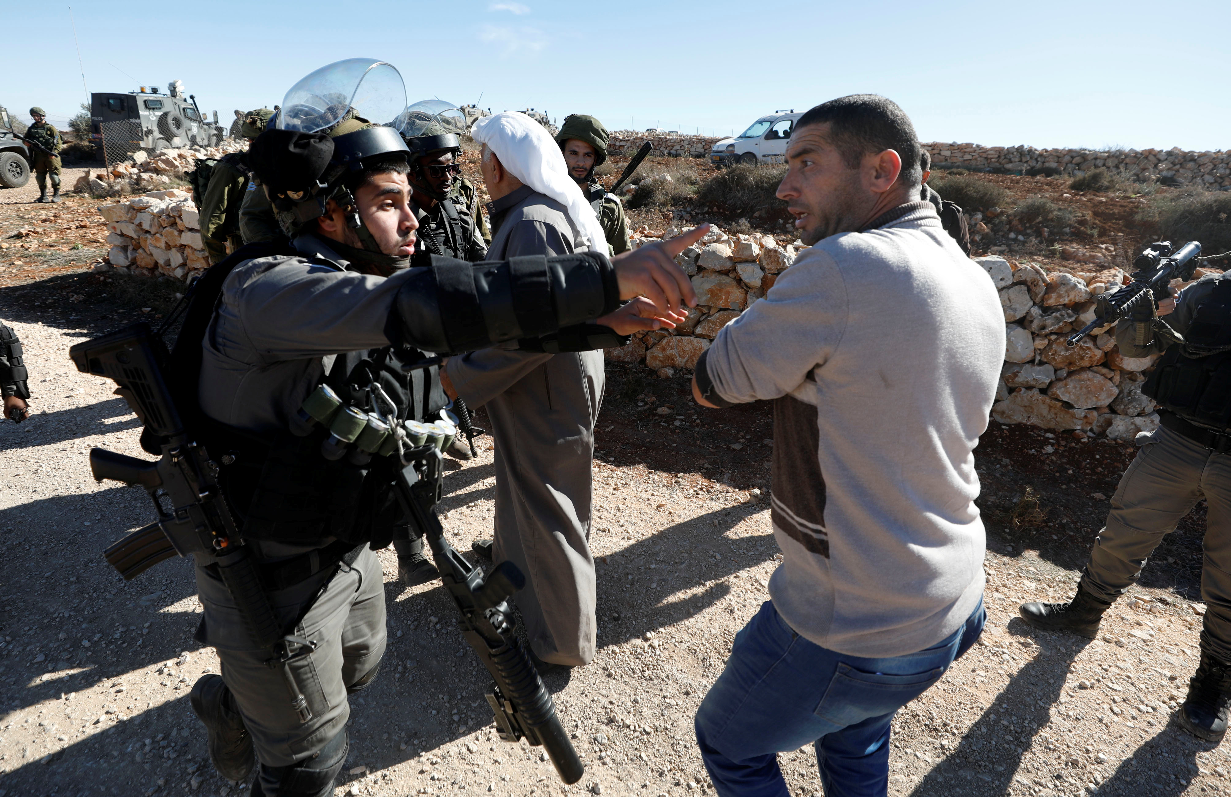 قوات الاحتلال الاسرائيلى تمنع عدد من الفلسطينيين من دخول بلدتهم
