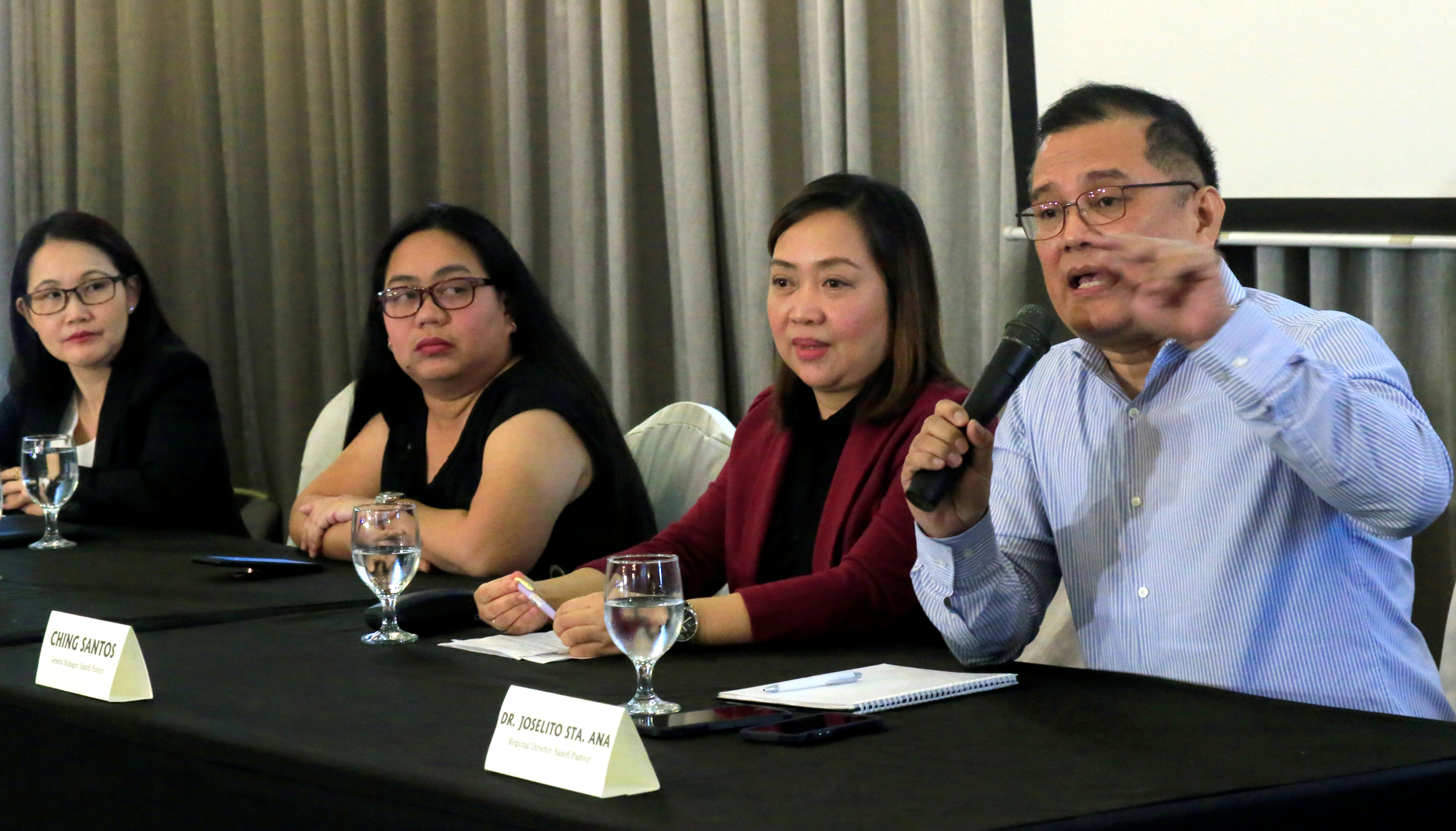 مؤتمر صحفى فى الفلبين لمناقشة الاستعدادات الطبية بعد مصل حمى الضنك