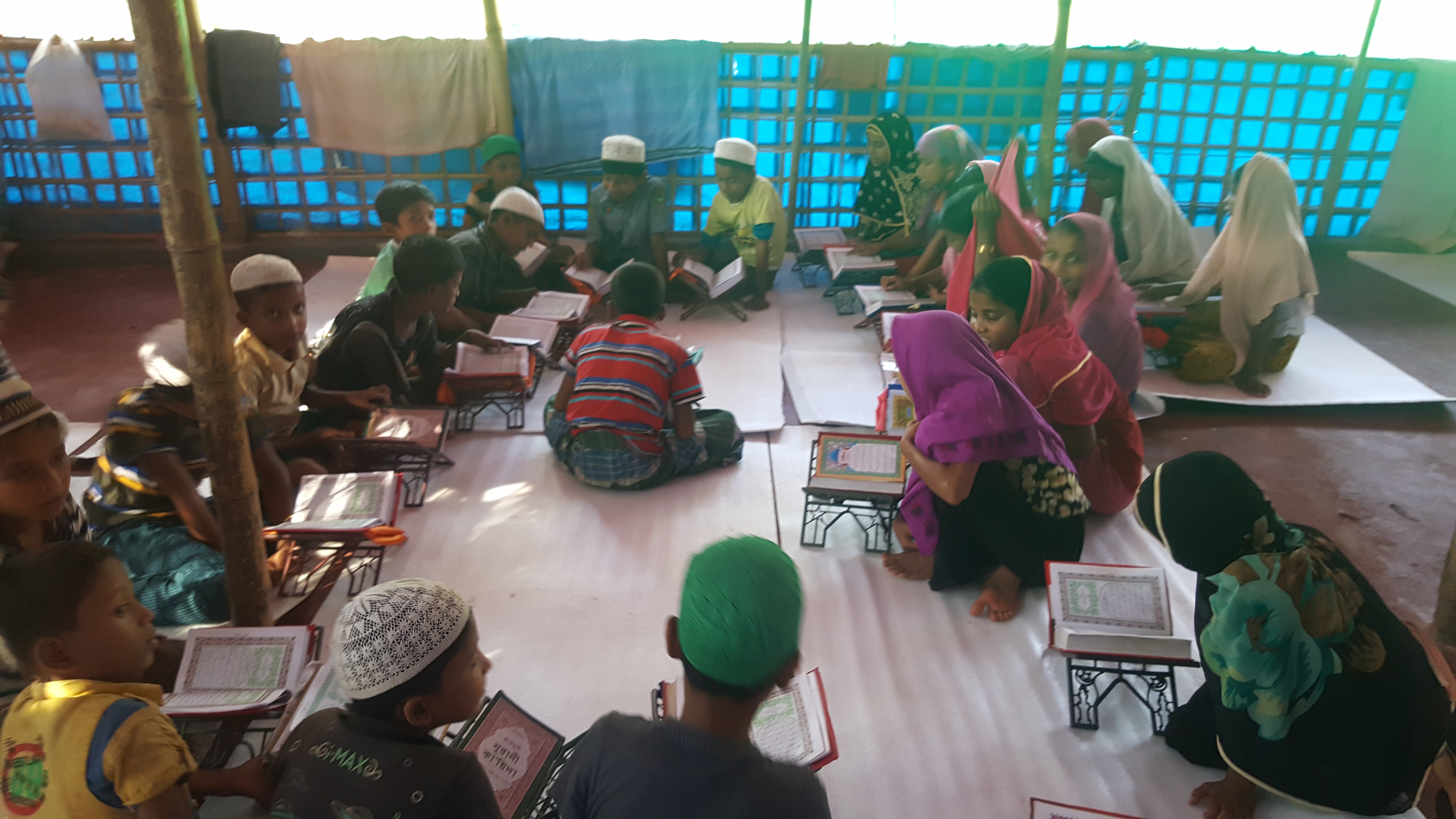 مجموعة من الاطفال يحفظون القرآن الكريم