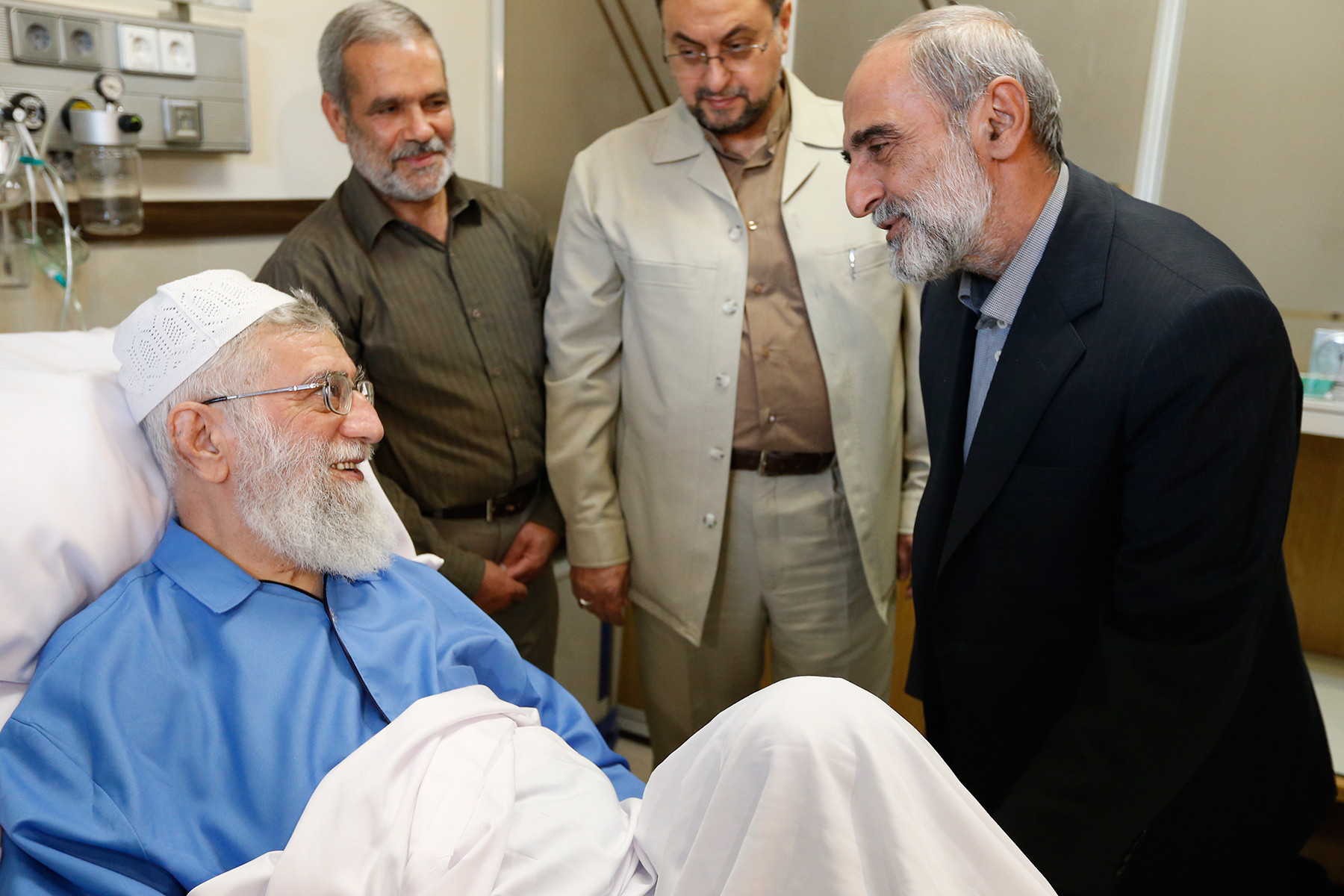 شريعتمداري يزور خامنئى فى المستشفى عام 2015