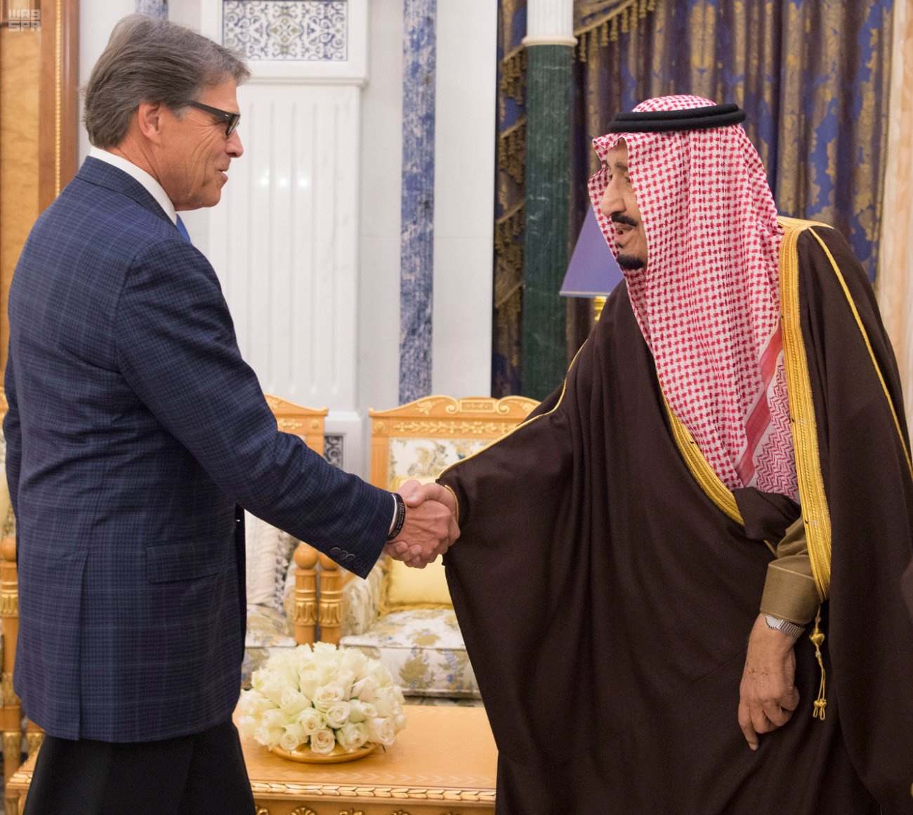الملك سلمان بن عبد العزيز يصافح وزير الطاقة الأمريكي ريك بيري في الرياض