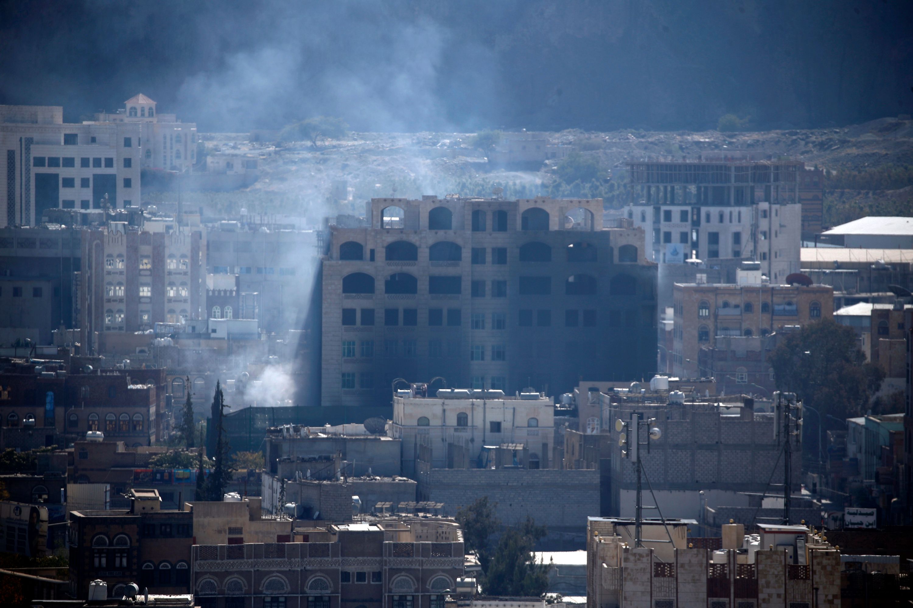 آثار القتال في العاصمة صنعاء