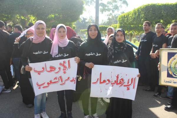  الطالبات تحملت اللافتات