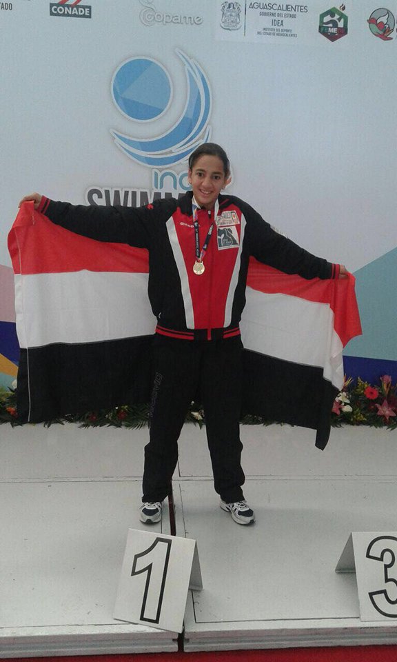 بطلة العالم فى السباحة مريم طارق على منصة التتويج