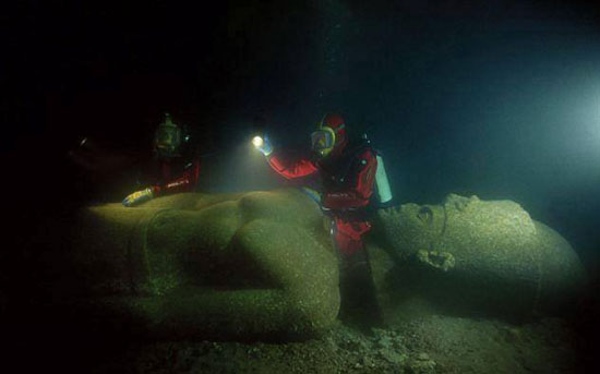 انتشال أحد التماثيل الفرعونية
