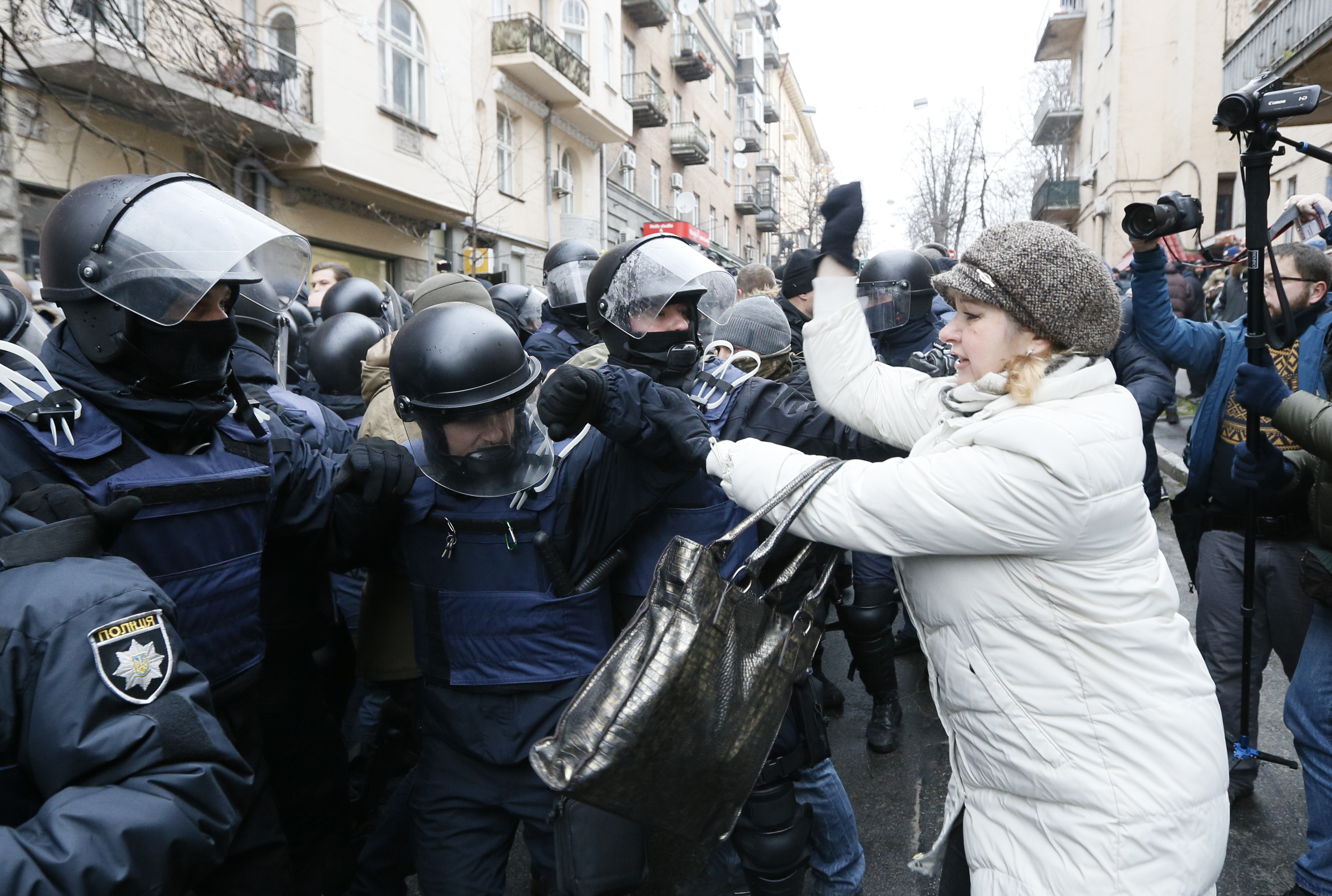 الشرطة تواجه أنصار رئيس جورجيا السابق فى أوكرانيا