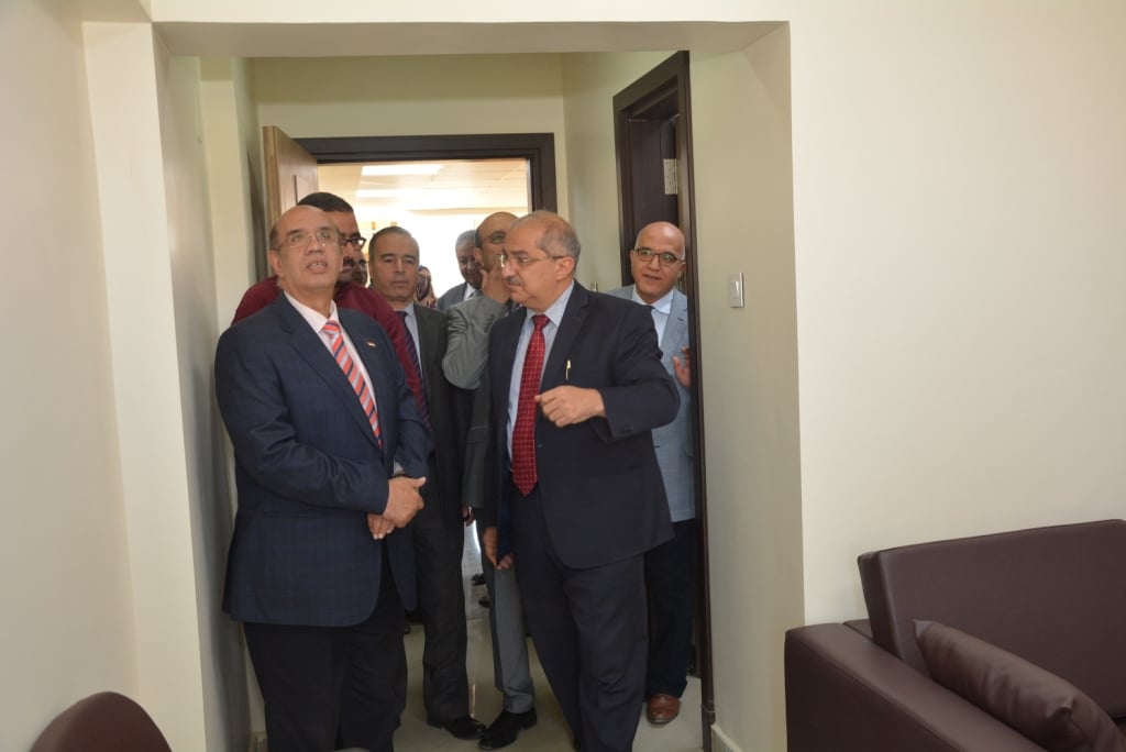 4- رئيس جامعة اسيوط يتفقد الجناح الجديد للعلاج 
